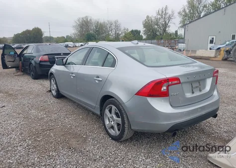 2013 Volvo S60 T5/T5 Platinum/T5 Premier/T5 Premier Plus z USA, uszkodzony, nr VIN YV1612FS3D2187363